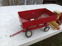 New Holland combine , International grain wagon fr