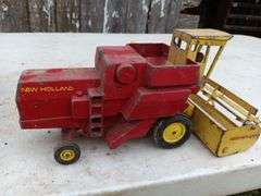 New Holland combine , International grain wagon fr