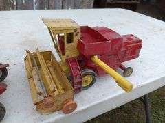 New Holland combine , International grain wagon fr
