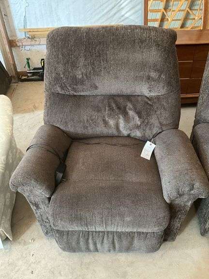 Power lift chair, very low usage (located in Shop)
