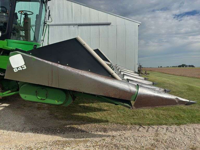 John Deere 643 Corn Head, 6 Row 30", Knife Rolls, Ear Savers, High Side Pol