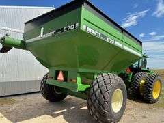 Brent 670 Grain Cart, Corner Auger, 1000PTO, 28L-26 Diamond Tread Tires, Go