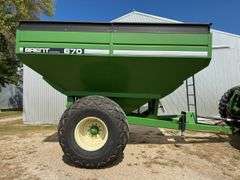 Brent 670 Grain Cart, Corner Auger, 1000PTO, 28L-26 Diamond Tread Tires, Go