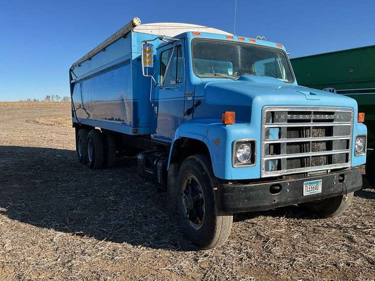 ***1979 International S2125 Tandem Axle Grain Truc