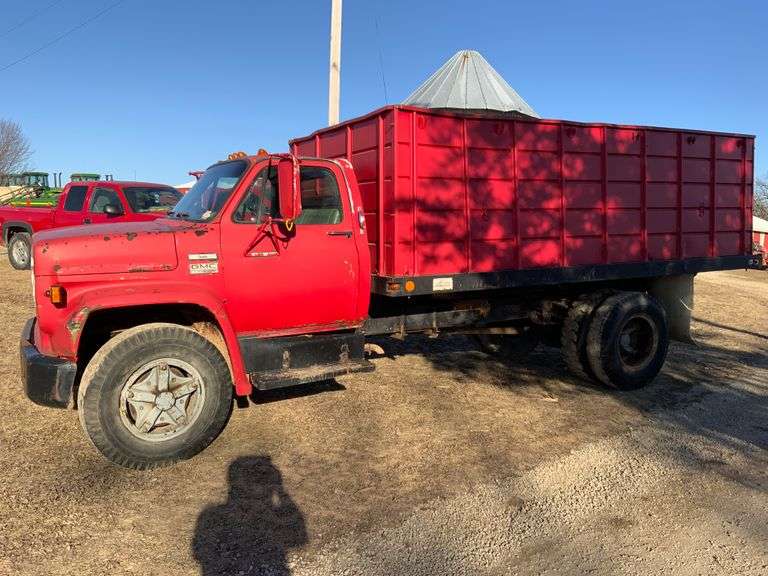 ***1976 GMC 6500 Grain Truck and with Box and Hois