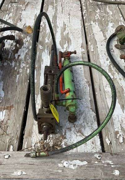 (2) small Hydraulic cylinders