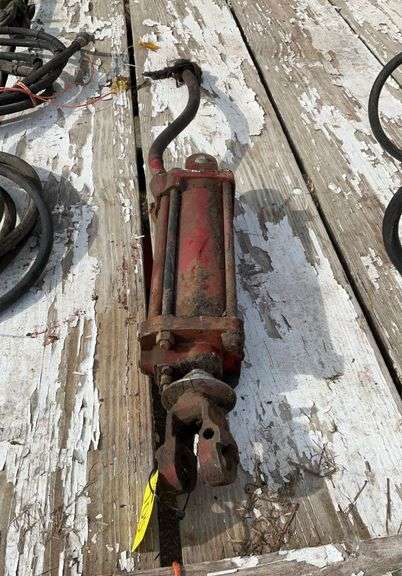 Hydraulic cylinder with hose