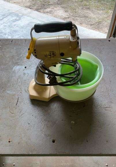 Vintage Sunbeam Mixmaster with two bowls