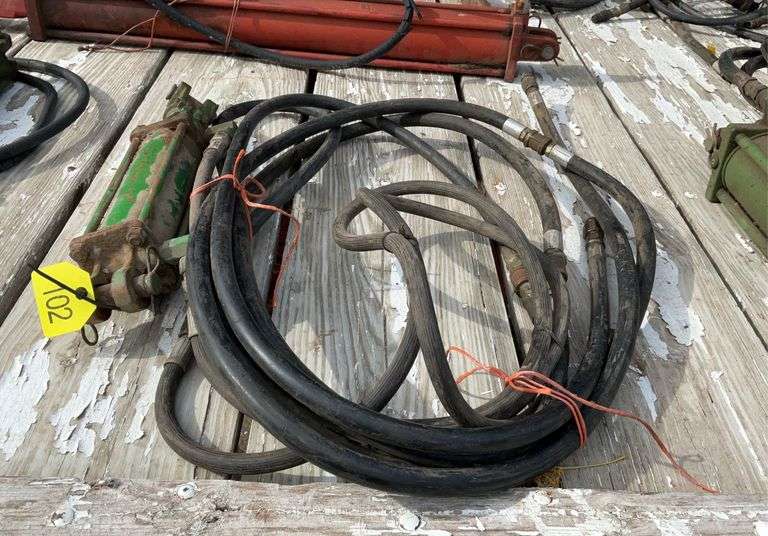Hydraulic cylinder with hose
