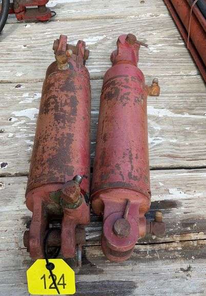 2 hydraulic cylinders