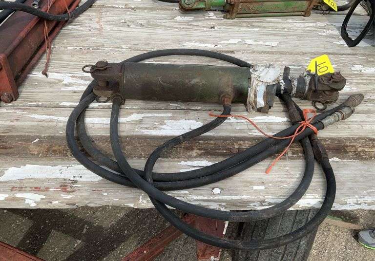 Hydraulic cylinder with hose