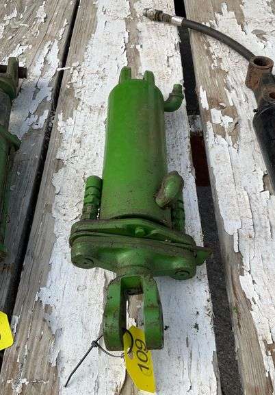 Hydraulic cylinder with hose