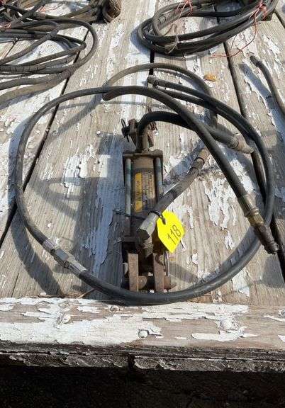 Hydraulic cylinder with hoses