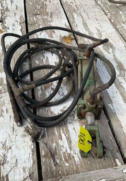 Hydraulic cylinder with hose