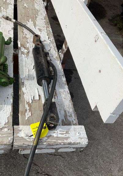 Hydraulic cylinder with hose