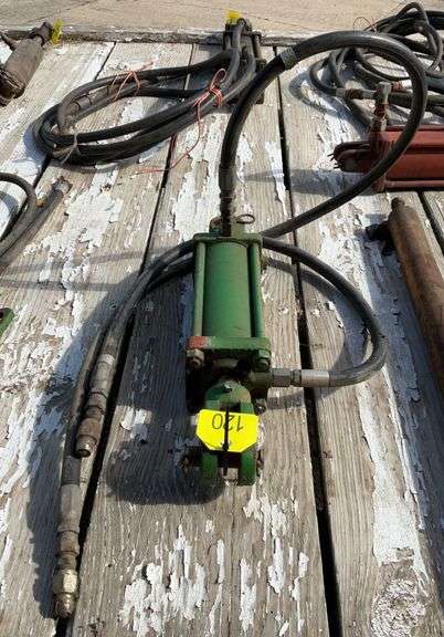 Hydraulic cylinder with hoses