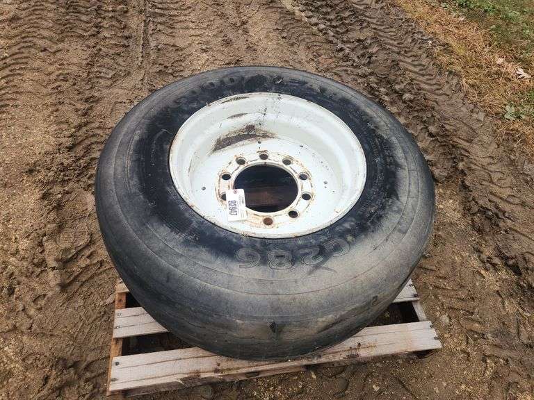 385/65/R22.5 Gravity Box Tire on 10 Bolt Rim