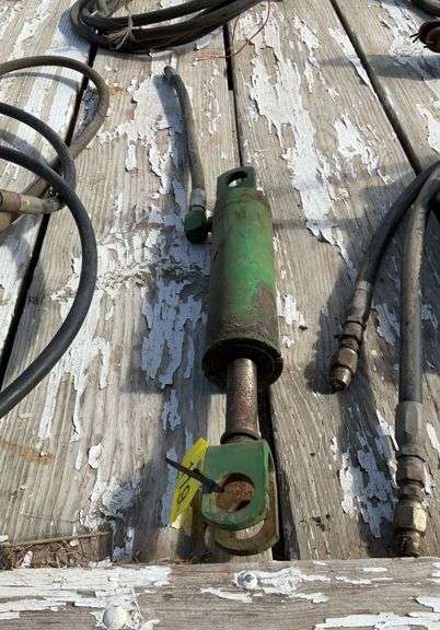 Hydraulic cylinder with hoses