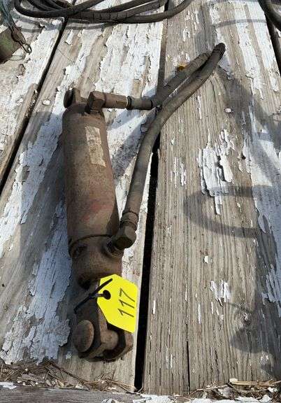 Hydraulic cylinder with hoses