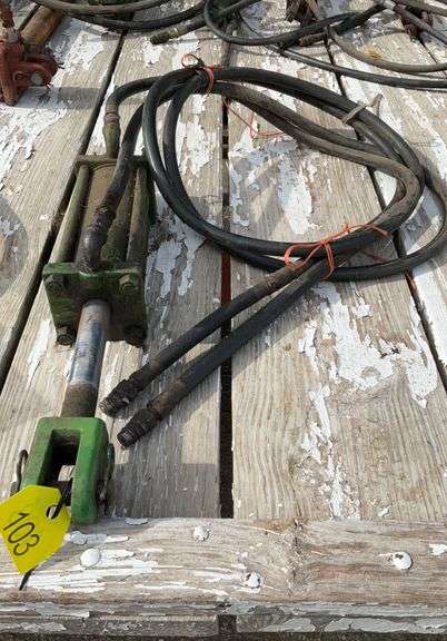 Hydraulic cylinder with hose