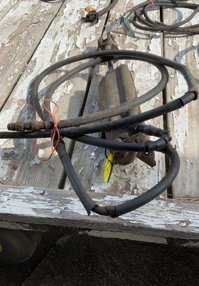 John Deere hydraulic cylinder with hoses