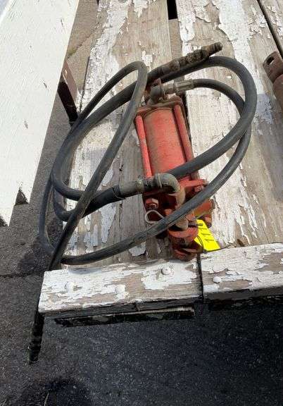 Hydraulic cylinder with hose