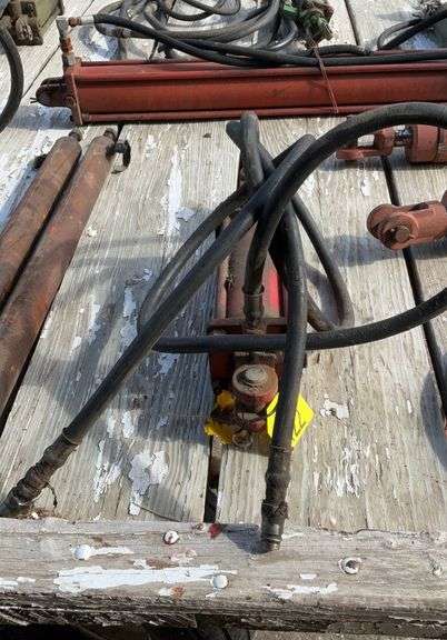 Hydraulic cylinder with hoses