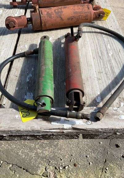 2 Hydraulic cylinder with hoses
