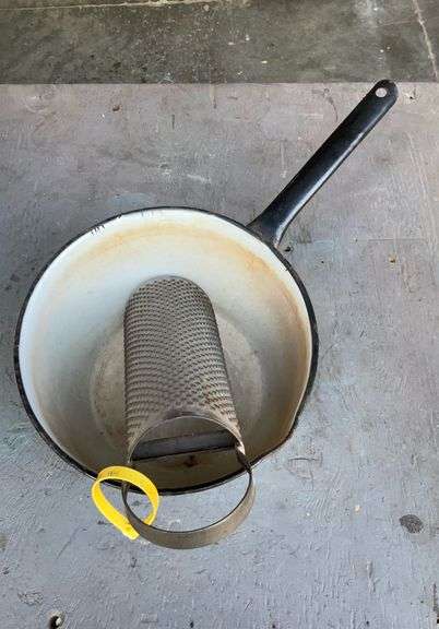 Vintage porcelain pan with greater