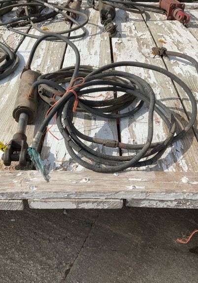 Hydraulic cylinder with hose