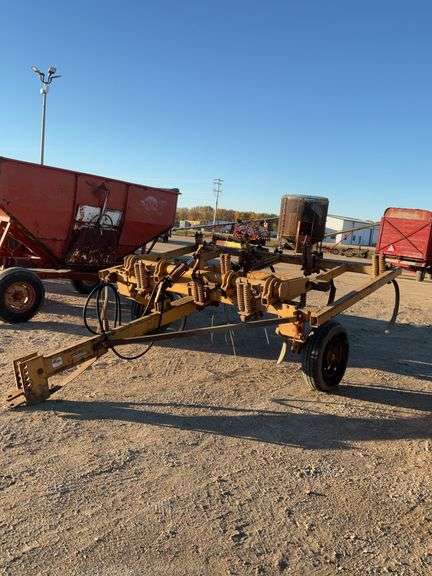 Dakon 8 shank chisel plow