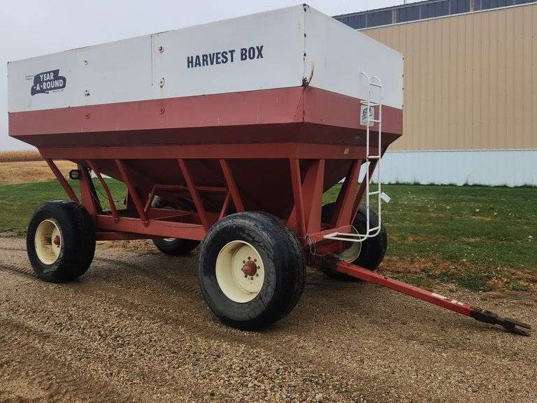 Year A-Round Gravity Flow Box, 550 Bushel, 22.5 Tires, Rear Brakes, No SN