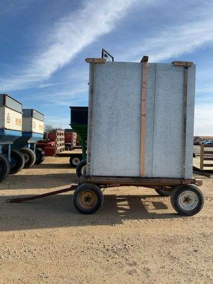 Walk in cooler on MN running gear, 220V plug in
84x84, 90" tall, 36" door