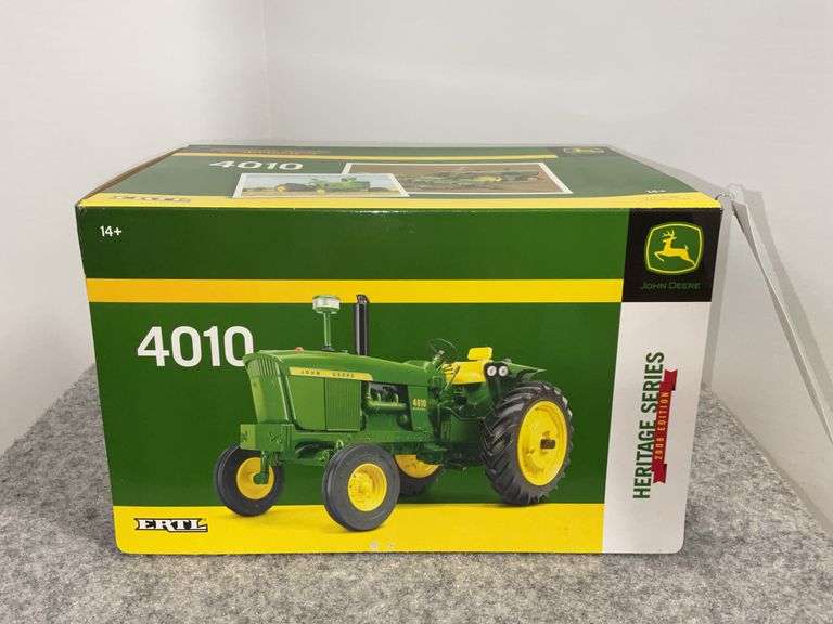 Ertl John Deere Heritage Series 4010 Tractor 1:16 W/Box