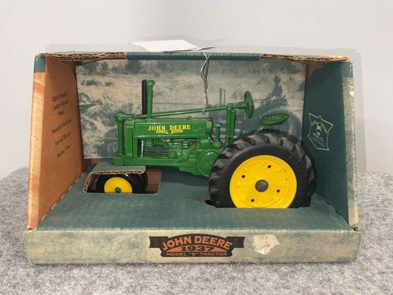 Ertl 1937 John Deere B Tractor, 1/16 Scale, With Box