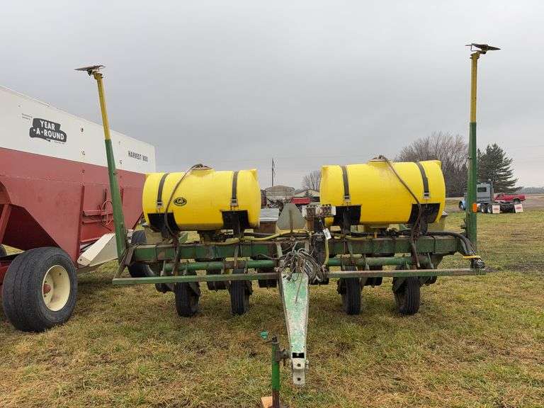 @@@John Deere 7000 Planter, 6 Row 30", Liquid Fertilizer, Markers, Dickey J