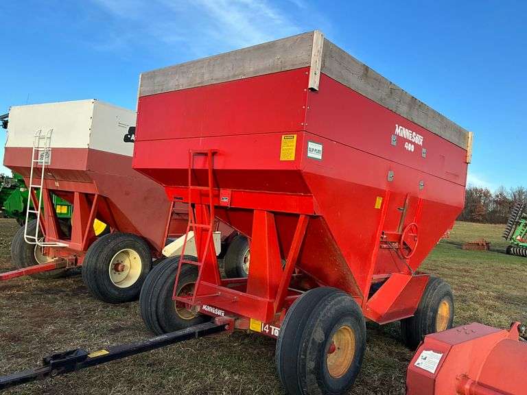 MN 400 Gravity Wagon, 14 Ton Running Gear, 16.5-16.1 Floatation Tires, Side