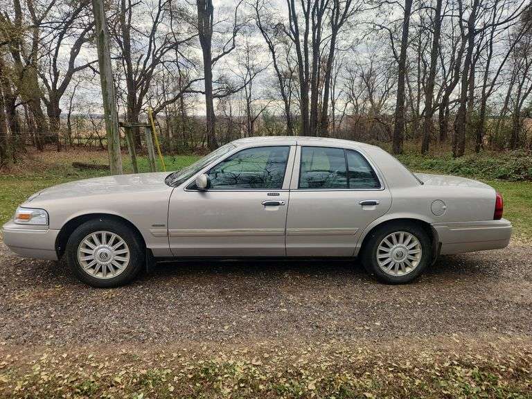 ****2011 Mercury Grand Marquis LS Ultimate Edition 94,987 Adult Driven Mile