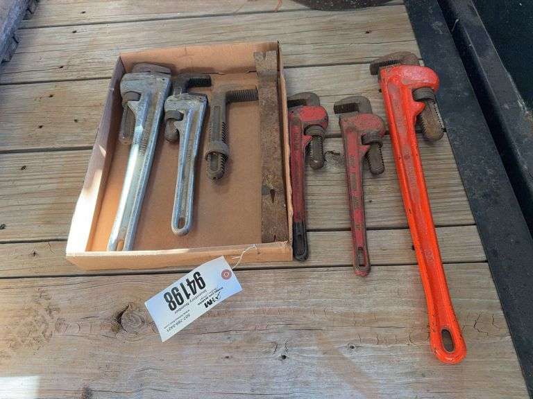 (3) Pipe Wrenches, (2) Aluminum Pipe Wrenches, Prybar