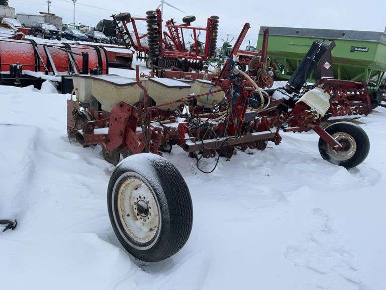 White 4 row mounted planter