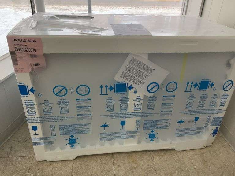 New Amana model AZC5216LW, 16 ft.³, chest freezer - located front showroom
