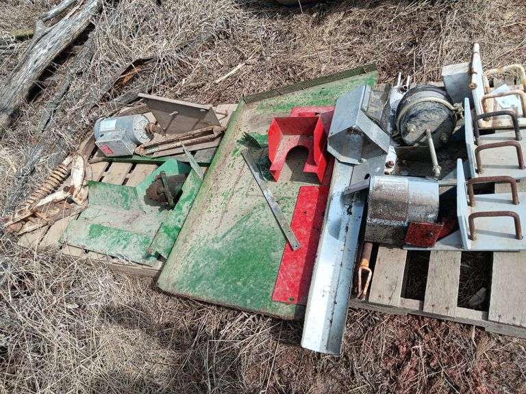 Assortment of John Deere Tin Pieces, Farm Brackets