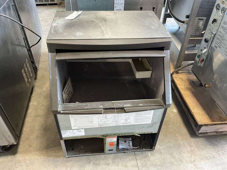 Manitowoc Model QY0214A Ice Maker, NSF, Plastic is Cracked, 26"x33"x27"