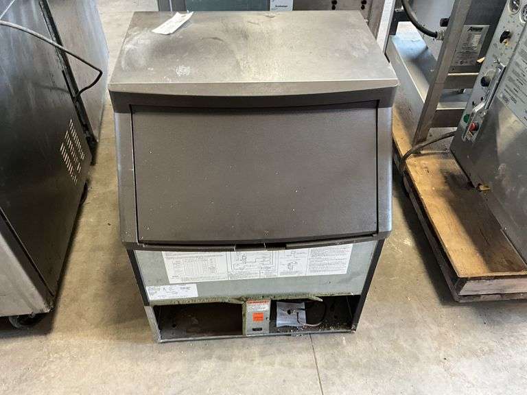 Manitowoc Model QY0214A Ice Maker, NSF, Plastic is Cracked, 26"x33"x27"