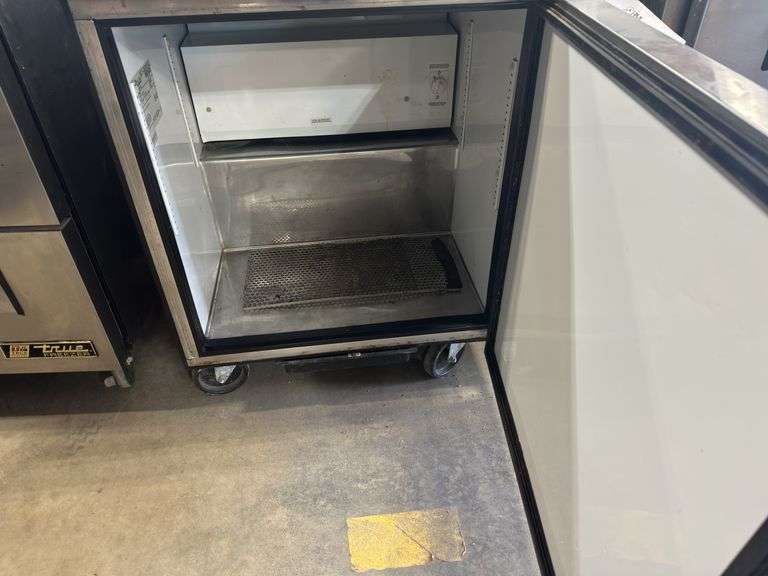 True Model TUC-27 27" Wide Undercounted Refrigerator with 1 Door, 115V Sing
