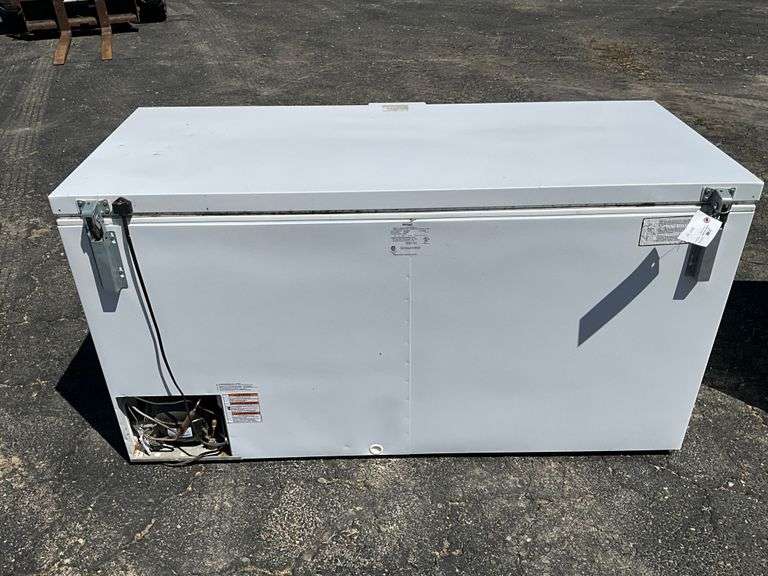 Whirlpool Chest Freezer, Model WZC3122DW01, 65"x27