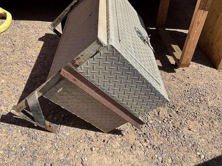 Aluminum truck toolbox, 17"x18"x36", with Brackets
