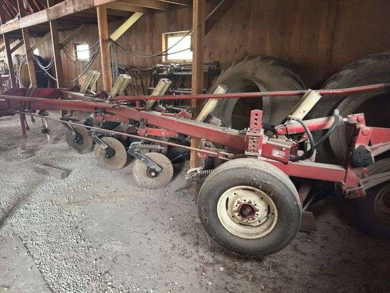 International 710 Automatic Plow, 5 x 18's, Coulters, In-Furrow