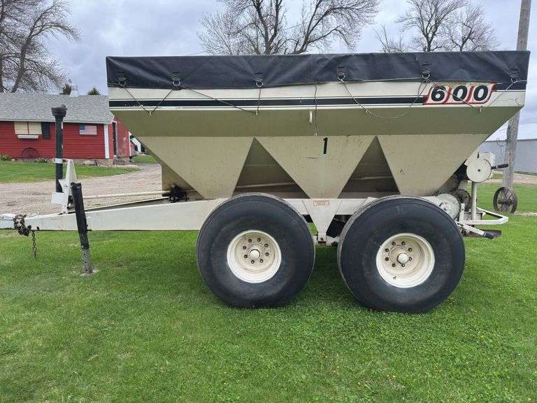 Willmar 600 Dry Fertilizer Spreader, Dual Spinners, Tandem Axle, 540PTO, Go