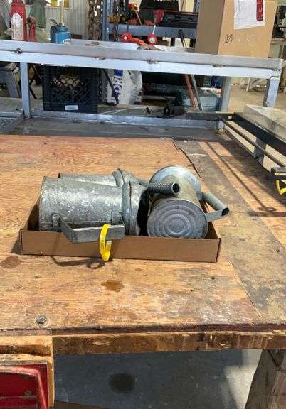 (3) oil cans